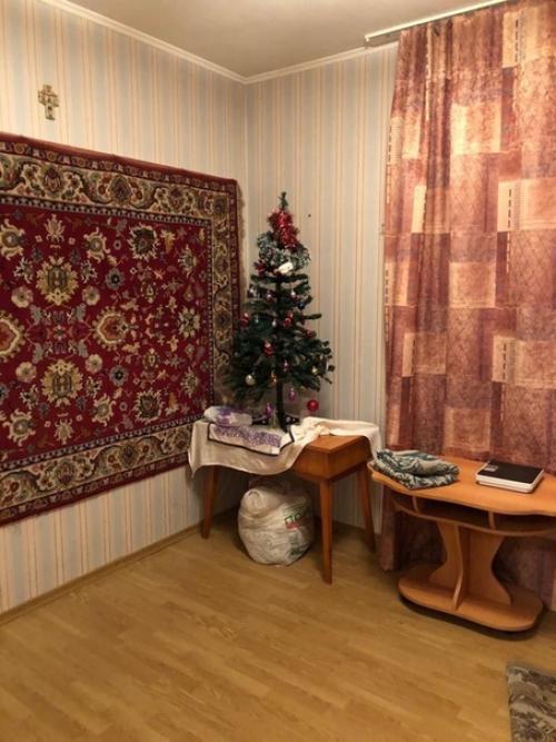 Cyпруги, имея небольшой бюджет, решили сделать спальню более просторной. 01