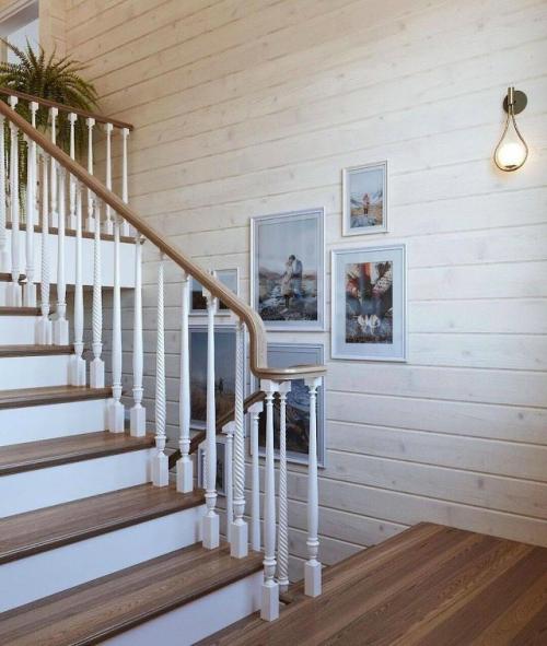 Дизайн холла в доме из профилированного бруса строится на подчёркнутой естественности и ощущении тёплого, Живого пространства. 04