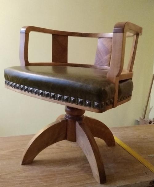 К старому новому году доделала таки крутящееся рабочее кресло. 09