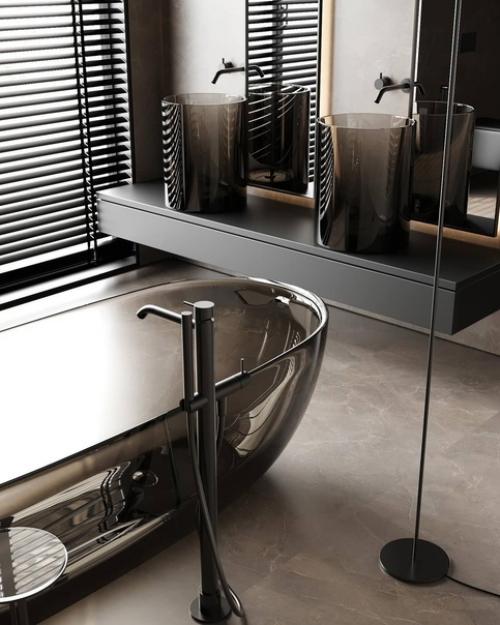 Тёмное оформление просторного санузла с роскошной прозрачной ванной. 02