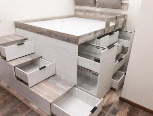 Сделали своими руками кровать - комод. 01