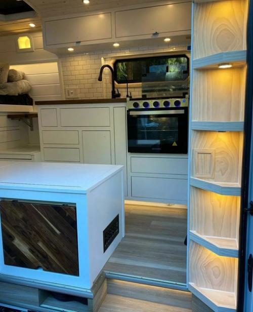 Переделка старого фургона под дом на колесах. 01