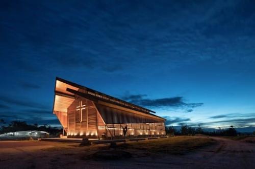 На фотографиях ниже - церковь в Индонезии, построенная полностью из древесных отходов. 04