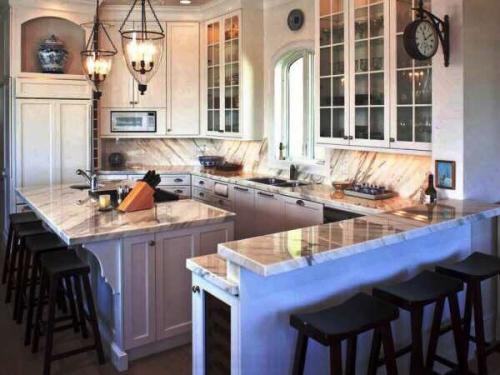 Традиционно считается, что кухонный остров подходит только большим по площади комнатам. 05