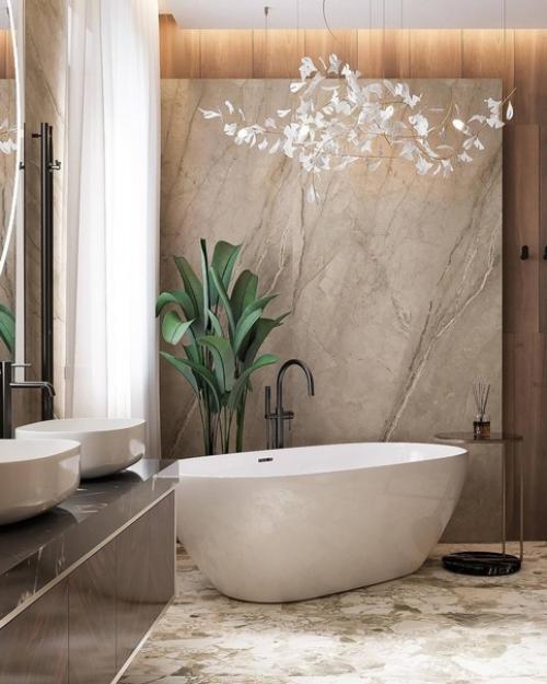 Уютный светлый интерьер просторного санузла с отдельностоящей ванной. 05