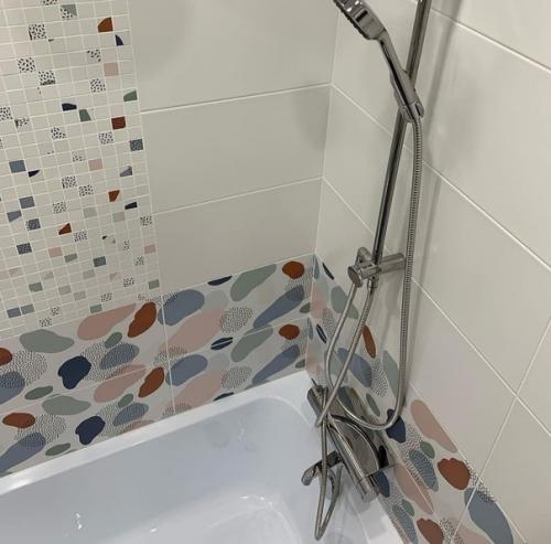 Интересное сочетание в ремонте ванной комнаты стандартной плитки и мозаики. 04