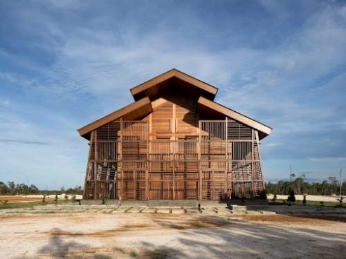 На фотографиях ниже - церковь в Индонезии, построенная полностью из древесных отходов. 03