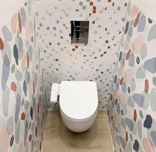 Интересное сочетание в ремонте ванной комнаты стандартной плитки и мозаики. 01