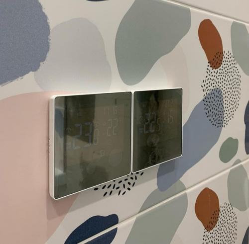 Интересное сочетание в ремонте ванной комнаты стандартной плитки и мозаики. 02