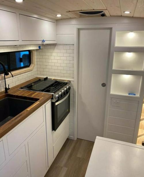 Переделка старого фургона под дом на колесах. 04