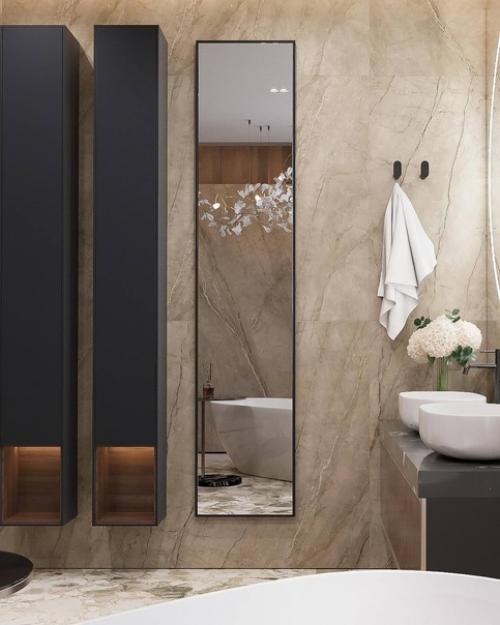 Уютный светлый интерьер просторного санузла с отдельностоящей ванной. 01