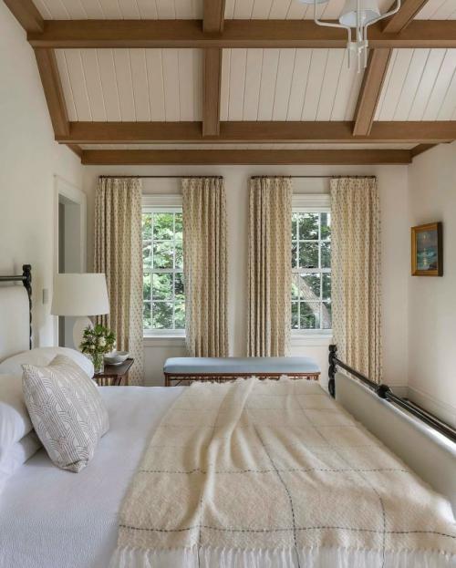 Этот загородный дом классической элегантностью и гармонией пропорций впечатляет. 03