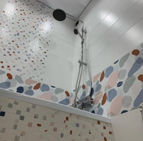 Интересное сочетание в ремонте ванной комнаты стандартной плитки и мозаики. 03