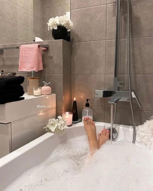 Даже в небольшой ванной можно уютно разместиться. 07