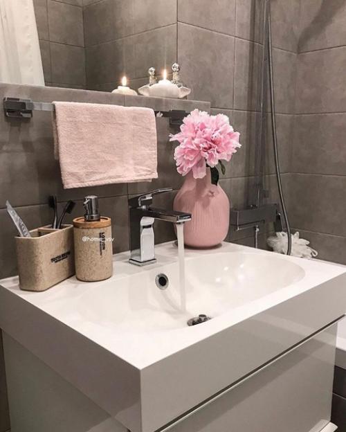 Даже в небольшой ванной можно уютно разместиться. 02