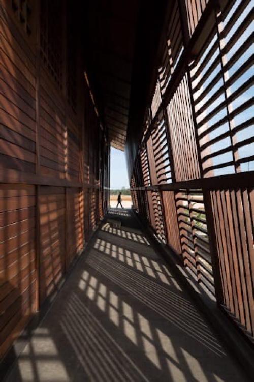 На фотографиях ниже - церковь в Индонезии, построенная полностью из древесных отходов. 02