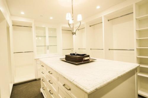 У знаменитых актеров Эмили блант и Джона красински в голливуд хилс есть роскошный особняк, построенный в стиле модернизм. 04