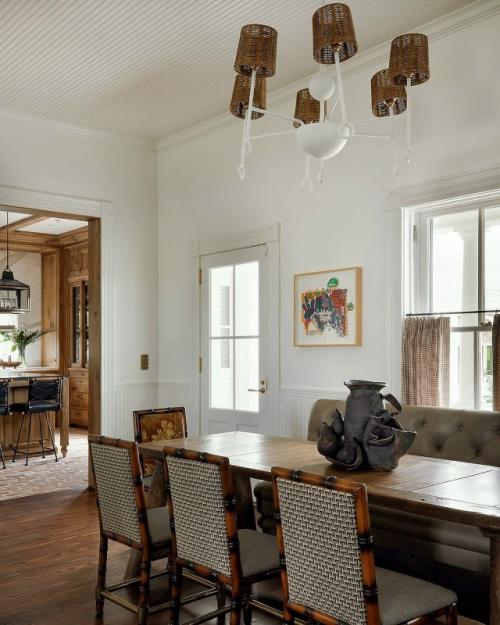 Этот загородный дом хранит память нескольких поколений - он был построен ещё в 1905 году прадедушкой и дедушкой нынешних владельцев. 05