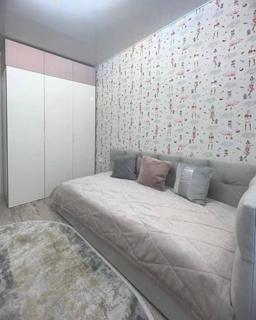 Мягкие оттенки, аккуратные текстуры и тёплый свет делают пространство по-настоящему комфортным. 02