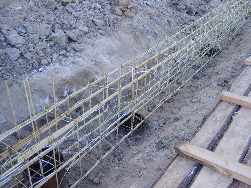 Как сделать обвязку фундамента арматурой. 06