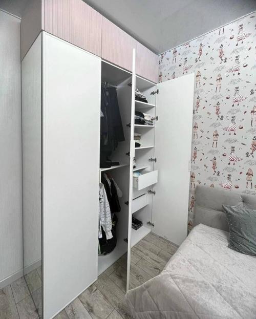 Мягкие оттенки, аккуратные текстуры и тёплый свет делают пространство по-настоящему комфортным. 01