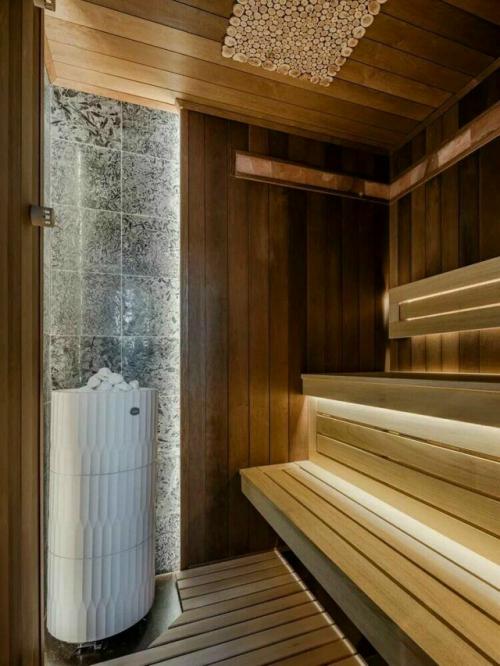 Этот дом объединяет в себе комфорт городской жизни и спокойствие загородного отдыха. 09