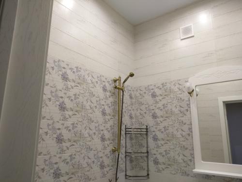 Сталинка.  Ванная комната 1. 8 на 1. 8 м. 06