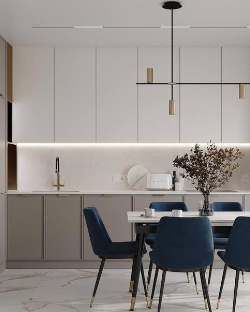 Светлый и стильный интерьер кухни с яркими акцентами. 07