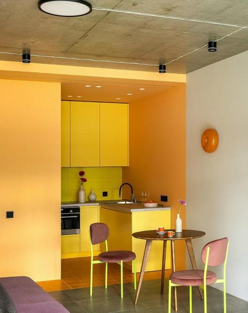 Авторы проекта показали, что выразительность интерьера вовсе не требует больших вложений - достаточно грамотных идей и внимания к деталям. 01