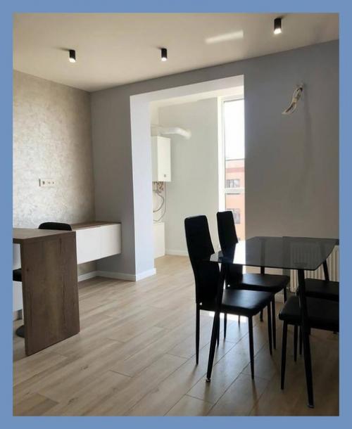 Мы обустраиваем свою двухкомнатную квартиру, пришлось обратиться к специалисту для оформления дизайна. 07