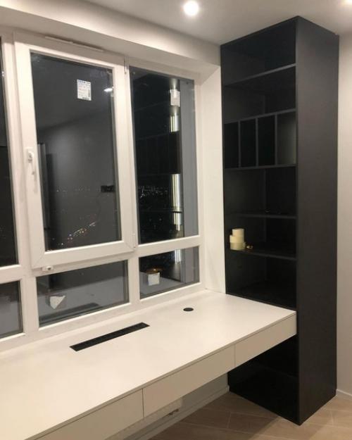 Рабочая зона у окна в детской комнате. 01