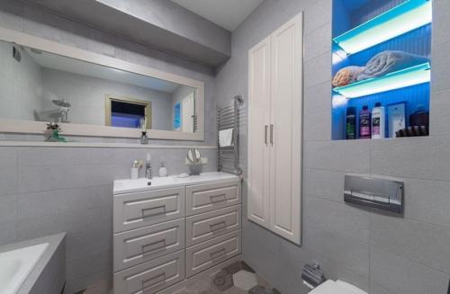 Яркая, стильная и красочная квартира, площадью 54 кв. 08