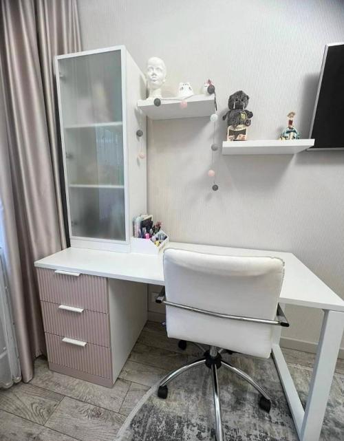 Мягкие оттенки, аккуратные текстуры и тёплый свет делают пространство по-настоящему комфортным. 03