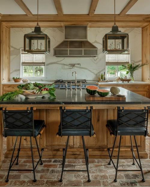 Этот загородный дом хранит память нескольких поколений - он был построен ещё в 1905 году прадедушкой и дедушкой нынешних владельцев. 08