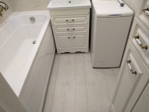 Сталинка.  Ванная комната 1. 8 на 1. 8 м. 03