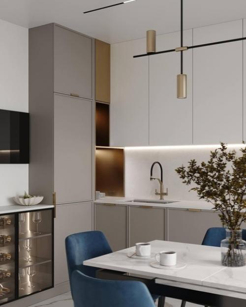 Светлый и стильный интерьер кухни с яркими акцентами. 01