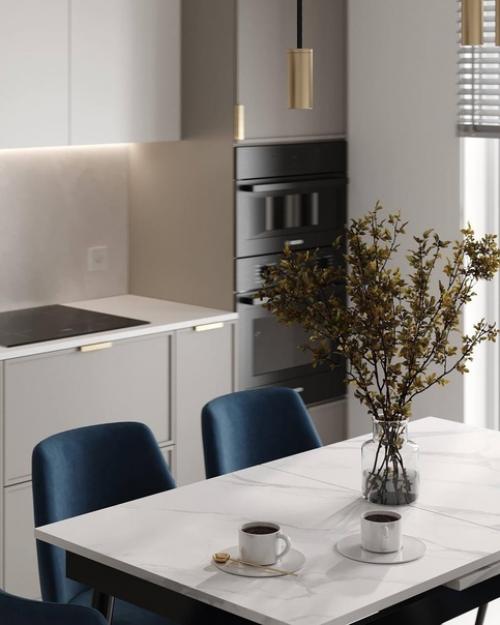 Светлый и стильный интерьер кухни с яркими акцентами. 04