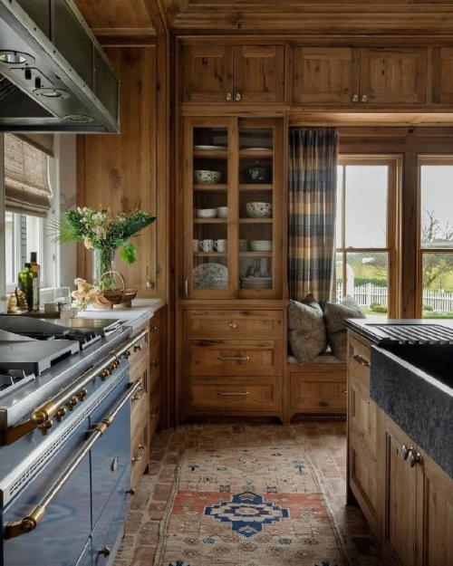 Этот загородный дом хранит память нескольких поколений - он был построен ещё в 1905 году прадедушкой и дедушкой нынешних владельцев. 07