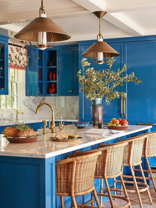 Это пространство, где цвет становится главным инструментом создания настроения. 02