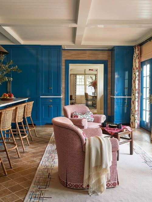 Это пространство, где цвет становится главным инструментом создания настроения. 05