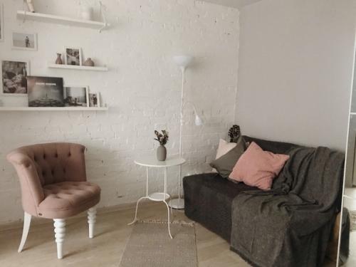 Задача: сделать из комнаты 2 функции: спальня и гостиная, поэтому реализация идеи с помощью зонирования. 03