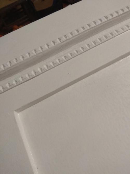 Совсем как шкаф, но ростом ниже, есть ящик в нем, и он подвижен. 04 Совсем как шкаф, но ростом ниже, есть ящик в нем, и он подвижен. 04