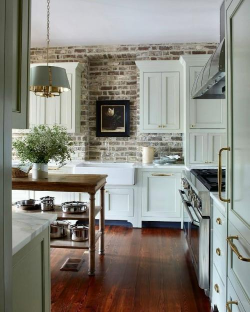 Давайте полюбуемся этим великолепным загородным домом начала 1800-х годов, бережно восстановленным архитектором. 01