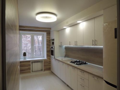 Посмотрите, какая интересная отделка стен кухни ламинатом. 04