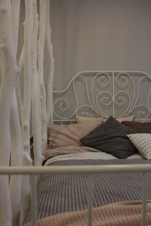 Задача: сделать из комнаты 2 функции: спальня и гостиная, поэтому реализация идеи с помощью зонирования. 04