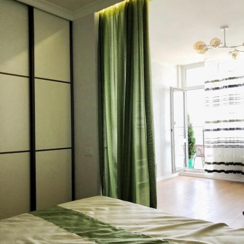 Отгородили себе спальню в небольшой комнате раздвижной перегородкой. 03