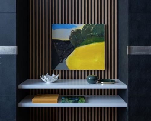 Самое очевидное решение для желтого - использовать его в виде яркой детали в дизайне комнаты, как в интерьере спальни. 02