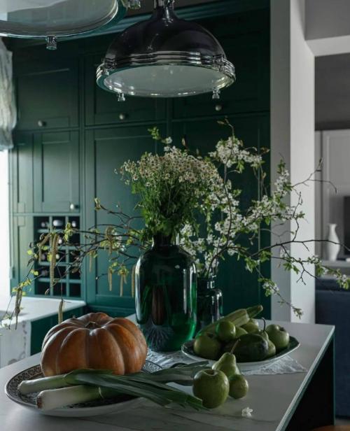 Это пространство, где каждая деталь работает на создание гармонии и домашнего тепла. 04