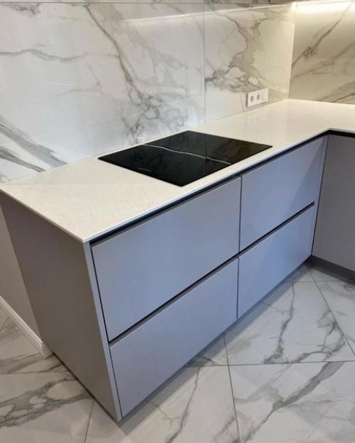 Площадь кухни небольшая, поэтому пришлось крутиться. 01