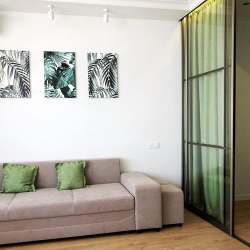 Отгородили себе спальню в небольшой комнате раздвижной перегородкой. 06